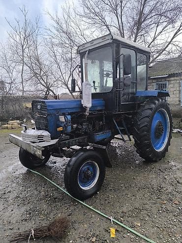 Tək traktor salılır təcili Bu, əkinçilik işləri üçün uyğun olan kənd