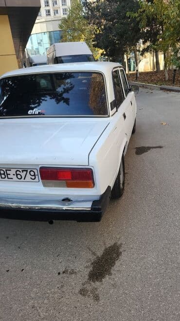 jiquli: Vaz 2107, ağ rəngli sedan Texniki xüsusiyyətlər: - Ban tipi: sedan, 4 — 3