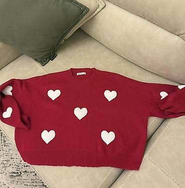 Qadın sviteri – qırmızı, ağ ürək printləri ilə - Model: kruq yaxalı