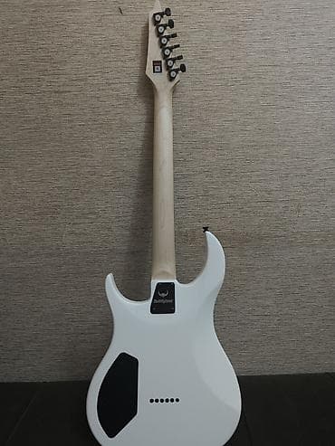 gitara elektro: Ağ rəngli elektrik gitara komplekti təqdim olunur. Dəstə şəkildə — 1