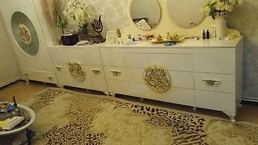 Гостиные гарнитуры: Klassik üslubda dəst: şkaf-vitrin və uzun komod-güzgü - Rəng: krem/ağ — 1