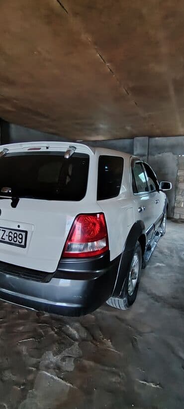 авто запчасти на опель: Ağ rəngdə Kia Sorento avtomobili. Avtomobilin ön hissəsindəki radiator — 12