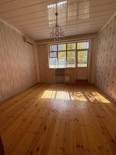 celilabadda kiraye evler: 26cı məhəllər 4/1 orta ev 3otaq stalinka kirayə verilir Evdə — 5