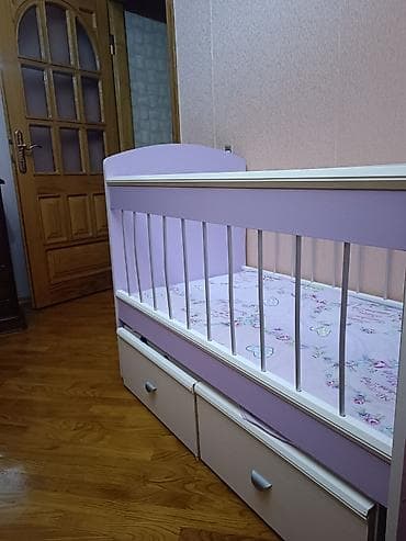 intex matras: Uşaq beşiyi – bənövşəyi-a ğ rəng çalarlarında, taxta karkas və metal — 1
