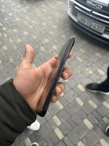 ipad pro 3: IPhone 15, 128 GB, Qara, Face ID — 3