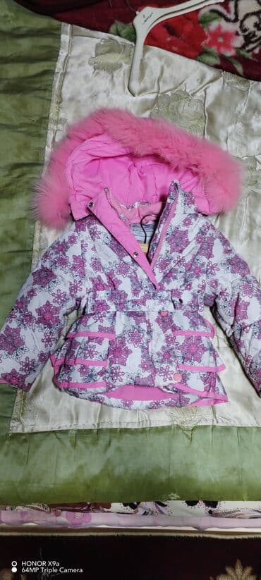 Боди: Qız uşaqları üçün qışlıq gödəkçə - Parlaq ağ fon üzərində çəhrayı-boz — 1