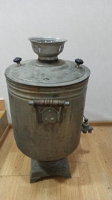 samovar satiram: Köhnə tip kömür/odunla işləyən samovar. 50 litrlik mis — 1
