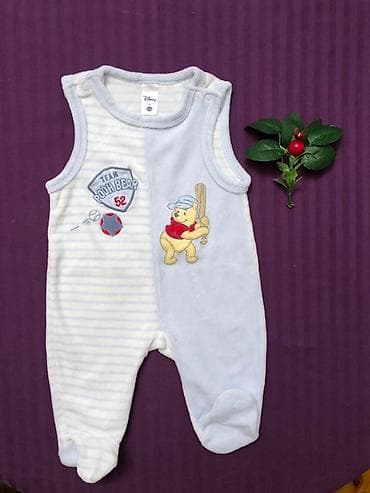 Disney markalı, Vinnie Puh obrazı ilə bəzədilmiş uşaq kombinezonu. Bu