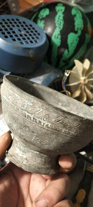 Təsvir: - Material: tökmə metal (ehtimalən tunc/latun ərintisi), təbii