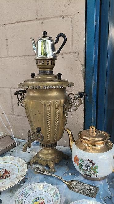 Antik mis samovar – köhnə Rusiya istehsalı, relyef naxışlı korpus və