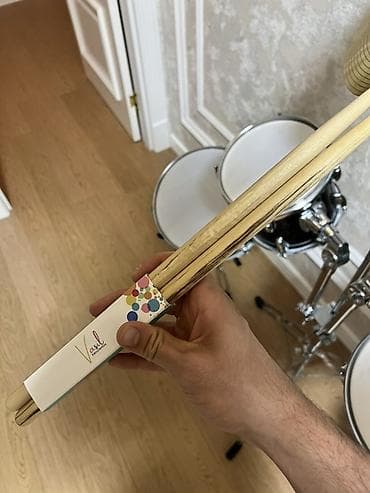 Музыкальные инструменты: Uşaq/təcrübə üçün kompak tərkibli zərb aləti dəsti Tərkib: - Bass — 1