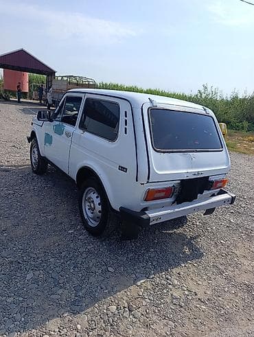 lifan kpr 250: VAZ Niva avtomobili təqdim olunur. Kuzov ağ rəngdədir və klassik 3 — 6