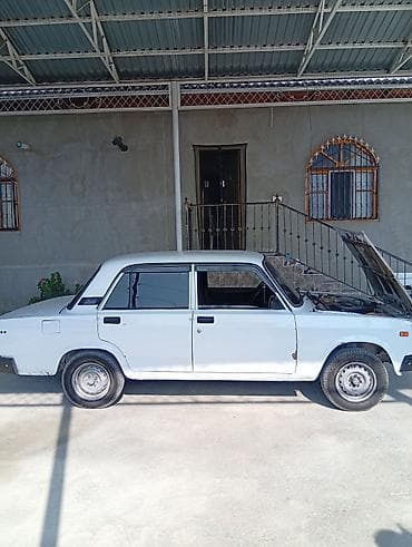 vaz 21010: Lada 2107 sedan – ağ rəng, mator 06 yağ yemir karboka 5 atmır. difer — 3