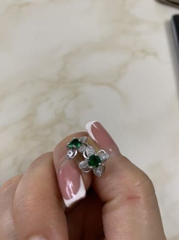 Zərif gümüş sırğa cütü – çiçək forması - Material: parlaq ağ rəngli