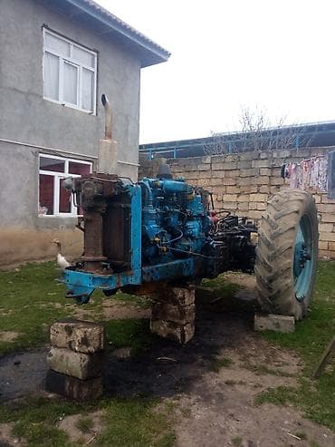 Mavi rəngli tək arxa təkərli universal kənd təsərrüfatı traktoru