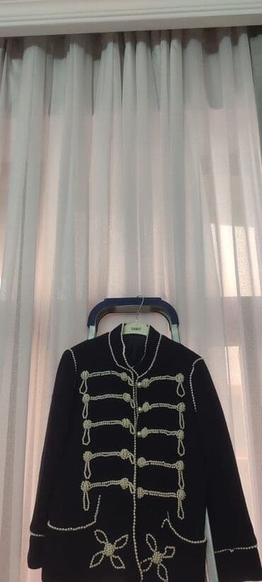 Qadın geyimləri dəsti - Qara rəngli, uzunqol jaket: Ön hissədə