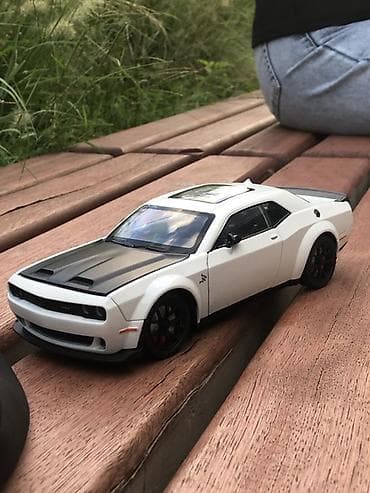 Metal Dodge Challenger SRT - Korpus: ağ rəng, qara kapot və dam lalafo.az -da Metal Dodge Challenger SRT - Korpus: ağ rəng, qara kapot və dam
