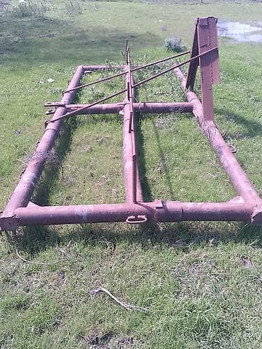 studiya avadanliqlari: Ağır metal borulardan yığılmış kənd təsərrüfatı qoşqu aləti. Traktorun — 1