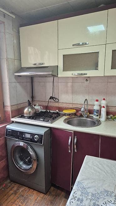 Salam xalqar metrosuna 6-7dəqiqəlik məsafədə 2 oğlan otaq yoldaşı