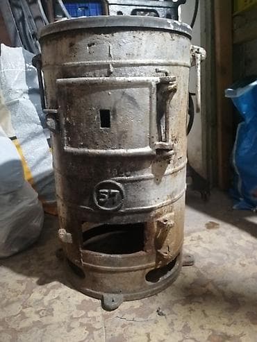Çuqun odun/kömür sobası – silindrik korpuslu, üstü qapaqlı və baca