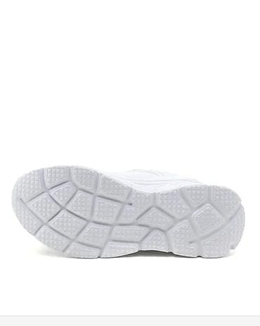 kisi krasofkalari: Ağ rəngli idman ayaqqabısı - Ümumi görünüş: Minimalist tam ağ dizayn — 4