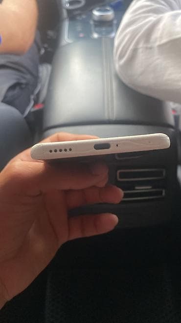 xiaomi note 15 pro plus: Smartfon – ağ krokodil teksturalı arxa qapaqlı, dairəvi kamera modullu — 7