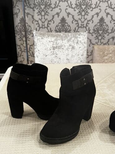 Qadın üçün qara qısa çəkmə (anckle boot) - Material: zamşa görünüşlü