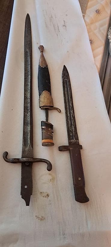 İdman və hobbi: Kolleksiya üçün qədim soyuq silah dəsti - 3 ədəd köhnə bayonet və — 2