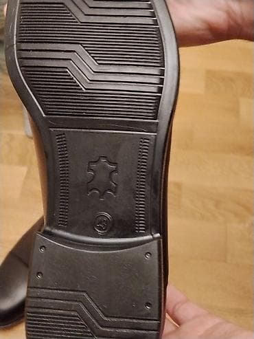 Туфли: Kişi üçün klassik qara tufli. 43 razmer yenidir. 65 alınıb 45 AZN — 4