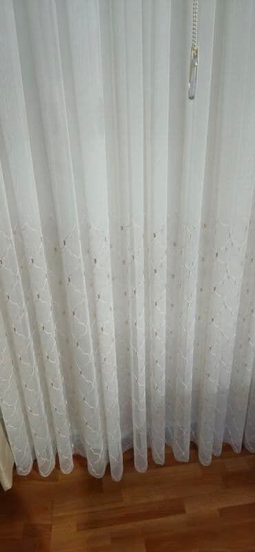 maqnit perde: Ağ rəngdə, zərif naxışlı tül pərdə. Otağa yüngüllük və incəlik qatır — 2