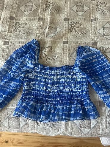 Mavi-ağ naxışlı şifon bluz. - Kvadrat dekolte. - Uzun, şəffaf şifon