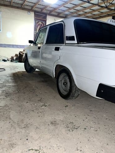 турбо аз подержанные автомобили таеота приюс аренд: Lada 2107 sedan – ağ rəngli, klassik kuzov. Üstündə dam “TAXI” işarəsi — 5