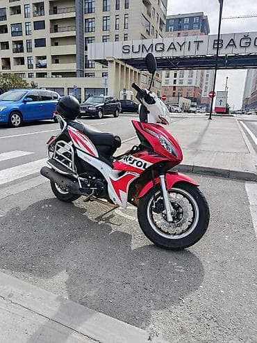sinilər: Moped/Scooter – Sport dizayn, SKY49 prabeq 6000 - Korpus: qırmızı-ağ — 1