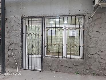 boyuk canta: Arendaya verilən küçəvitrenli obyekt - Yol kənarında, piyada axınının — 4