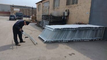 Dekorativ divar panelləri: Məhsul: Müvəqqəti metal baryerlər/fenslər Təsvir: - Səyyar tədbirlər — 1