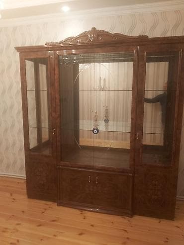 utu dolabı: Klassik üslubda vitrinli bufet - Material: tünd qoz rəngli MDF/taxta — 1