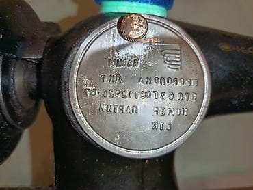 modelka maşınlar: Antik mexaniki tikiş maşını – taxta baza və qapaqla - Korpus: qara — 6