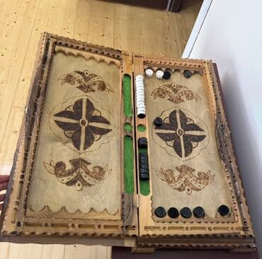 Bu, əl işi, taxta nard dəstidir. Dəst iki hissədən ibarətdir və