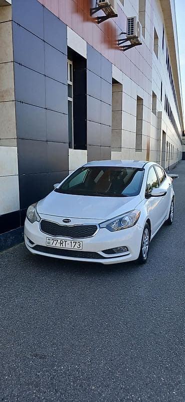 Kia Cerato (Forte) sedan – ağ rəng, Azərbaycan nömrə nişanı 77-RT-173