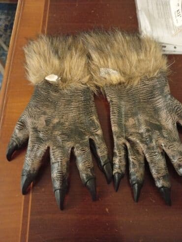 Pəncə və tüklü manjetlərlə dizayn edilmiş bu uniseks kostyum