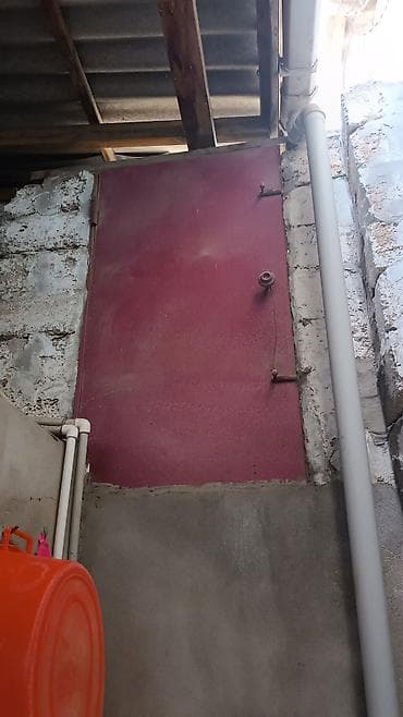 Satılır metal qapı. uzunlugi 1 metr 42 sm. eni 80 sm arxasinda