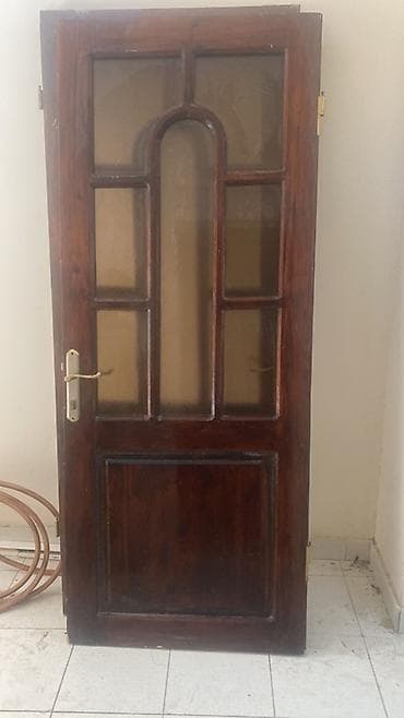 Taxta şüşəli qapı - Material: kütləvi ağac karkas, tünd qəhvəyi laklı