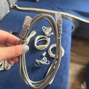 simsiz internet modemleri: İnternet və telefon bağlantısı üçün müxtəlif kabel dəsti. Tərkib: - — 7