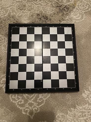 Yığma şahmat taxtası - Qatlanan dizayn: Taxta iki yerə bükülür