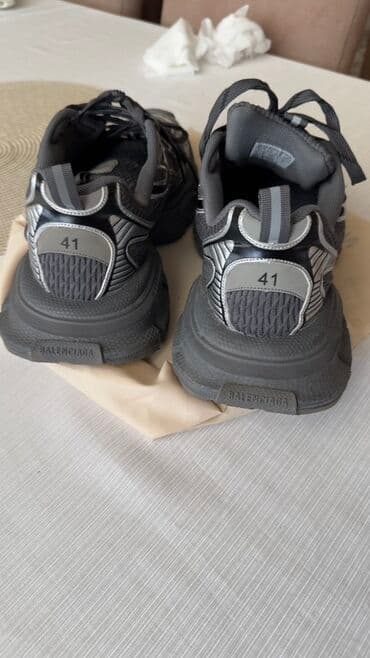 Səndəl və şəp-şüplər: Balenciaga markalı, boz rəngli uniseks krossovkalar. Qalın, rahat — 2