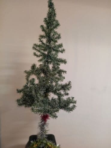 Yolka 1.30hundurlukde. ustunde isiği,iqruşkalar,balaca