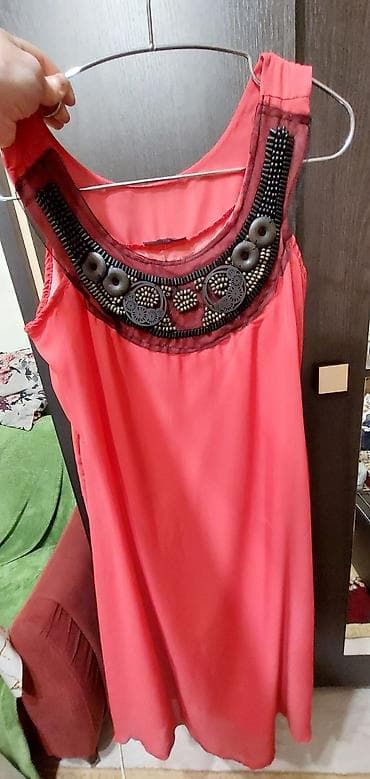 Platya38-40razmer.rəngi nar çiçəyi, modnu əyində çox gözəl qalır.cemi