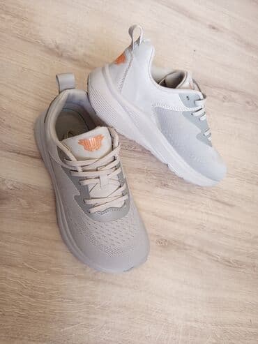 qaçış ayaqqabısı: Idman ayaqqabısı – boz rəngli rezin altlıq,pəncə hissəsi geniş,3 dəfə — 3