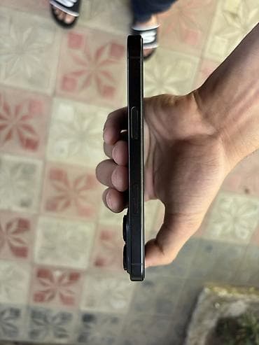 philips xenium 9@9d: IPhone 16 Pro, 128 GB, Black Titanium, Face ID — 5