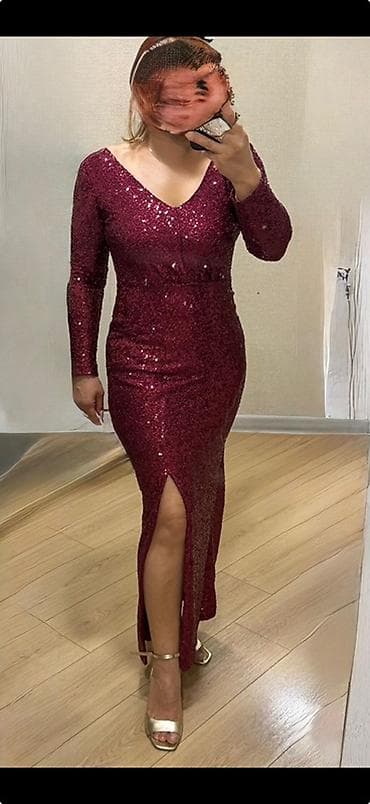 Qirmizi-bordo renginde paltar, 120 alinib 60 satilir hec geyinilmeyib